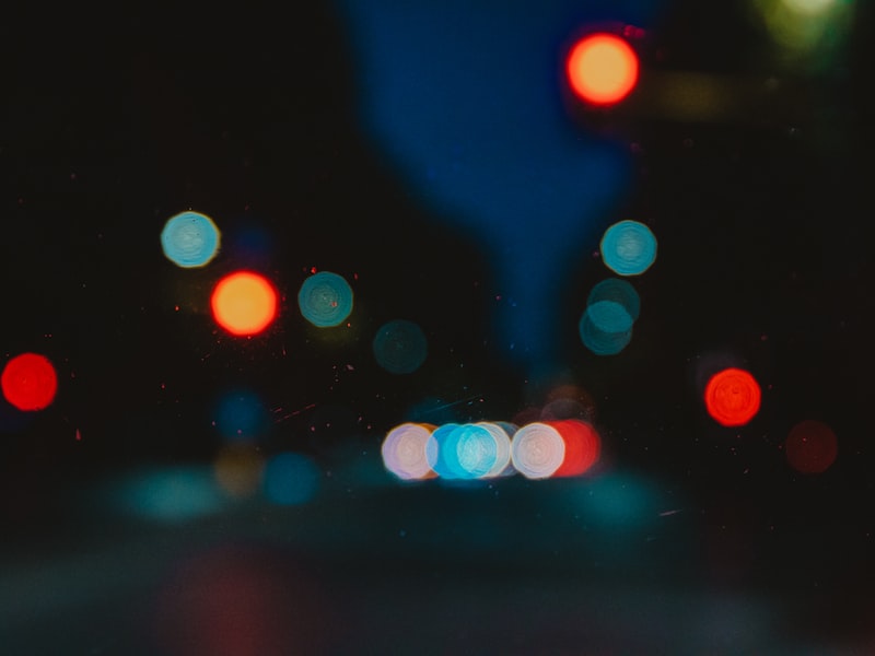 Jonge bestuurder achter het stuur tijdens een rijles