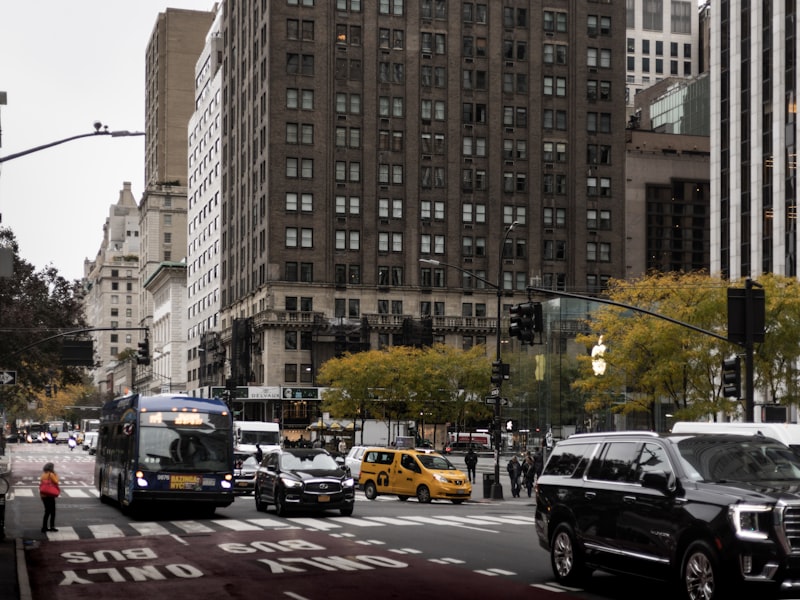 Weg vanuit bestuurdersperspectief tijdens een examenrit