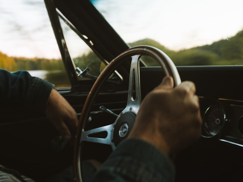 Munten en bankbiljetten als symbool voor de kosten van een rijbewijs