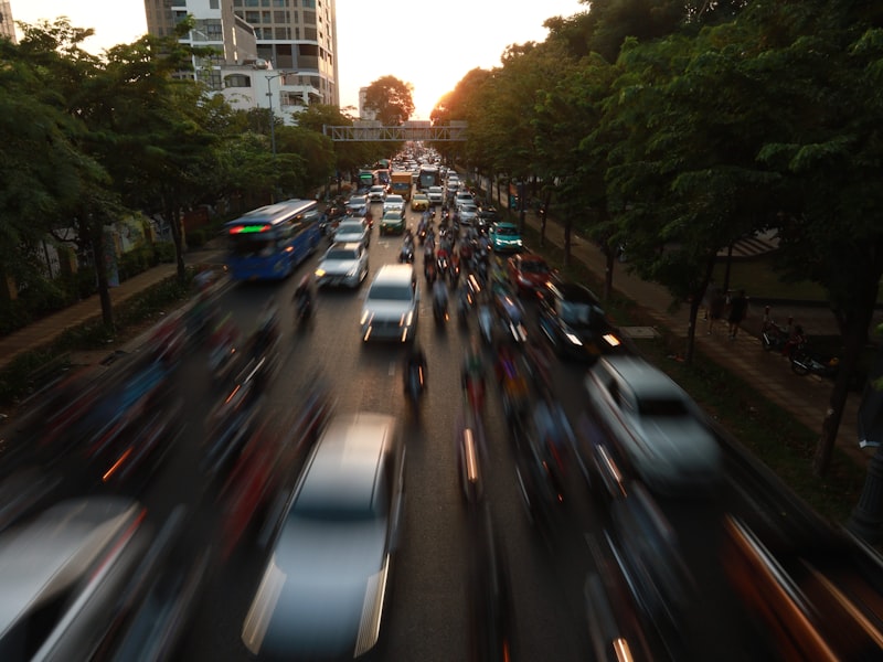 Munten en bankbiljetten als symbool voor de kosten van rijlessen