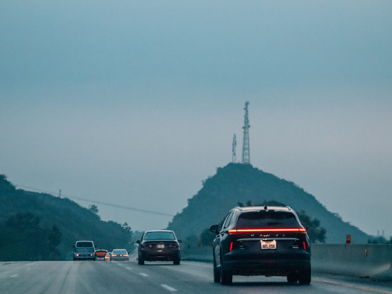 Handen op het stuur van een auto tijdens een rijles