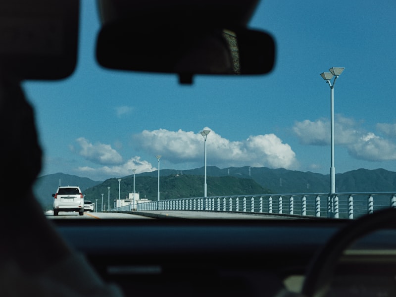Close-up van pedalen in een lesauto met handgeschakelde versnellingsbak
