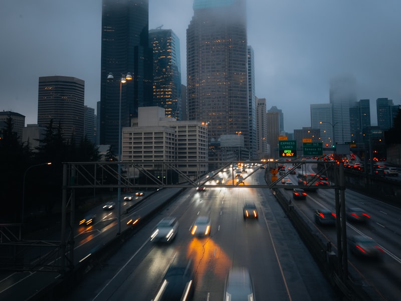 Druk kruispunt met meerdere weggebruikers