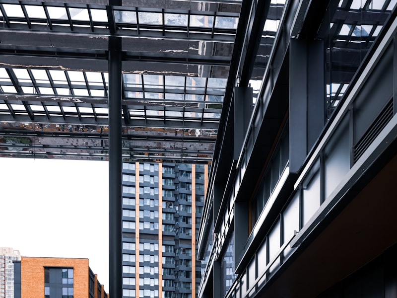 Ringweg met meerdere rijstroken en verkeersborden