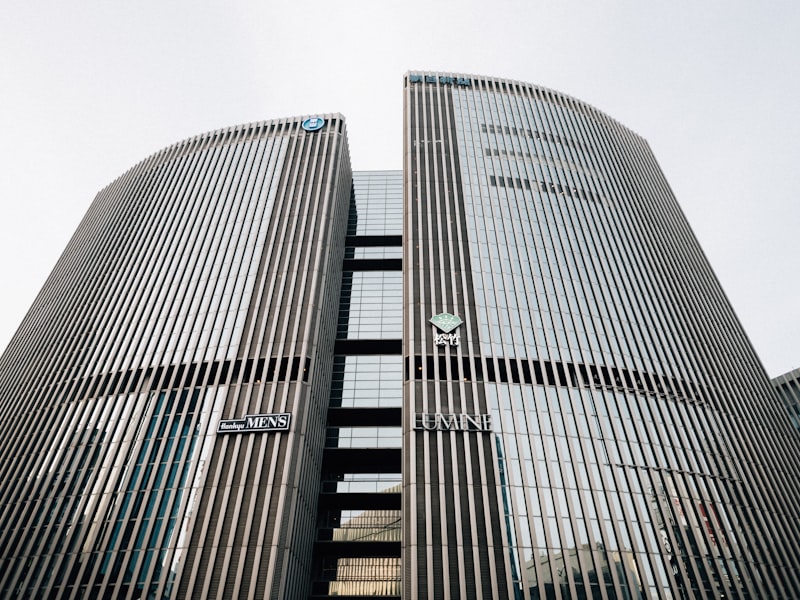 Digitale werkplek met computerscherm in een examenzaal