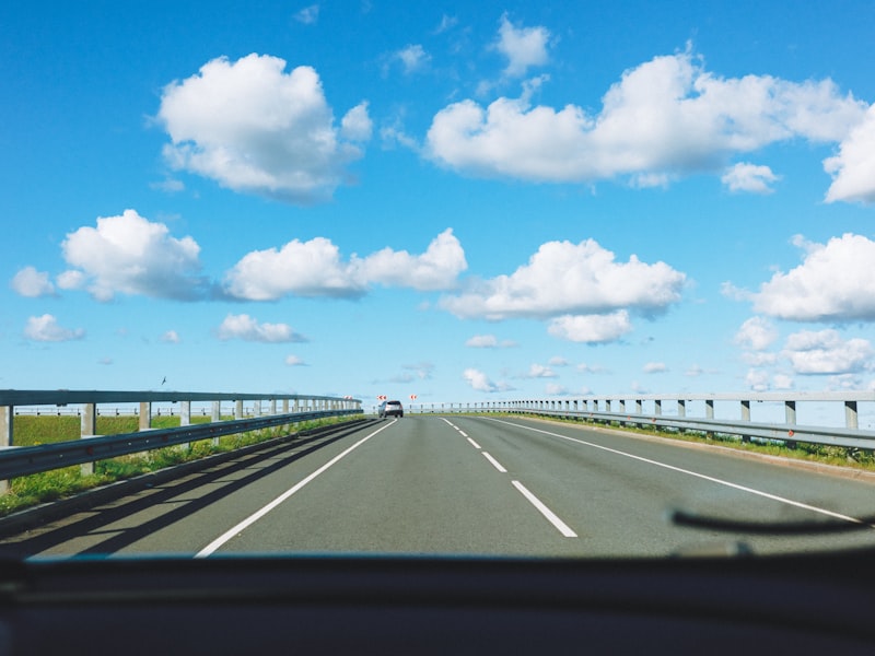 Bestuurder schakelt de versnellingspook in een auto