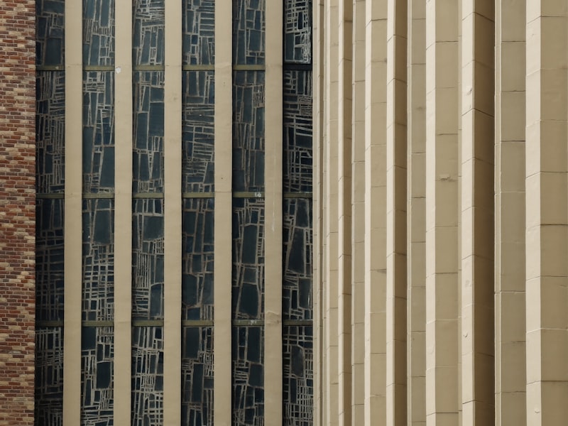 Jonge bestuurder achter het stuur van een auto