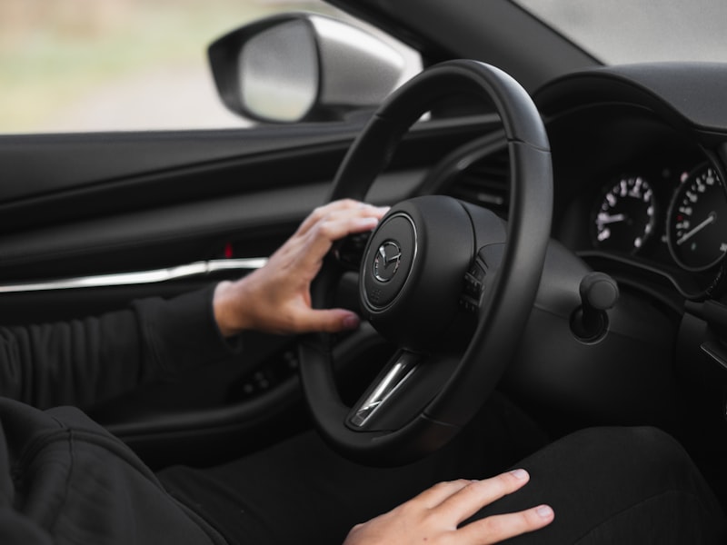 Persoon bestudeert materiaal als voorbereiding op het rijexamen