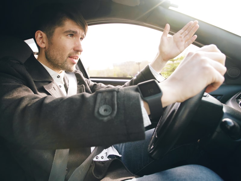 Weg gezien vanuit de bestuurdersstoel van een auto